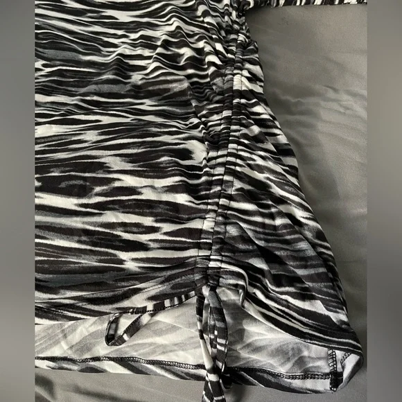 Women’s Ruched Side Sweater - Picture 5 of 6